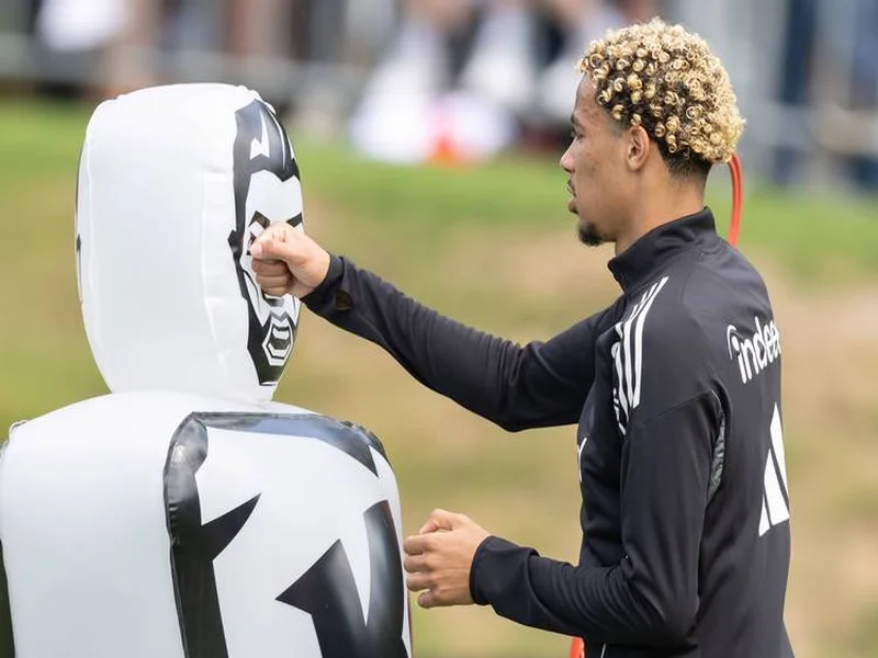 电讯报:纽卡有意引进小将斯密特,该球员非常乐意在一月加盟